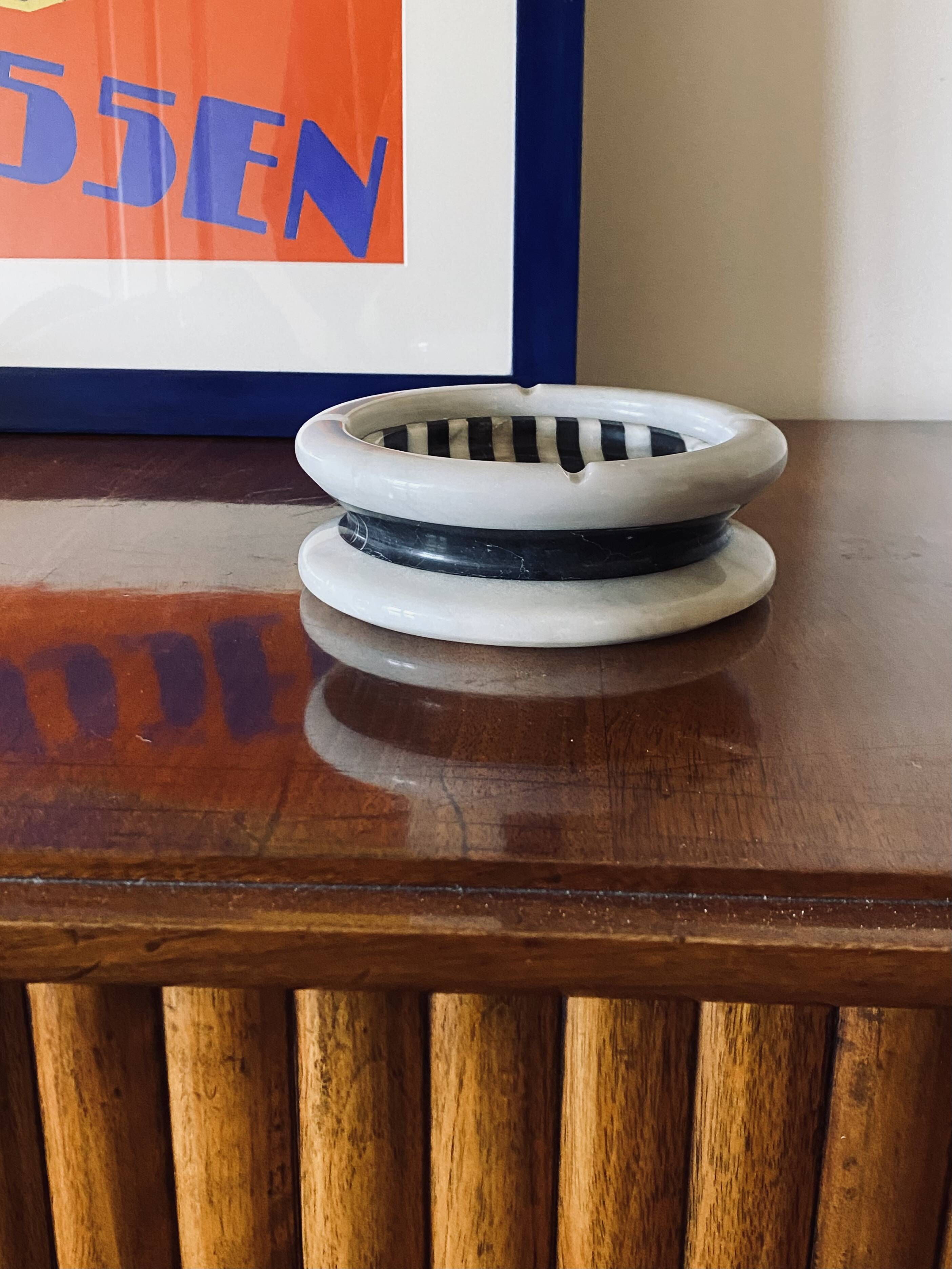 Black and white marble inlays ashtray, Casigliani Italy, 1970s