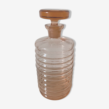 Carafe en verre rose