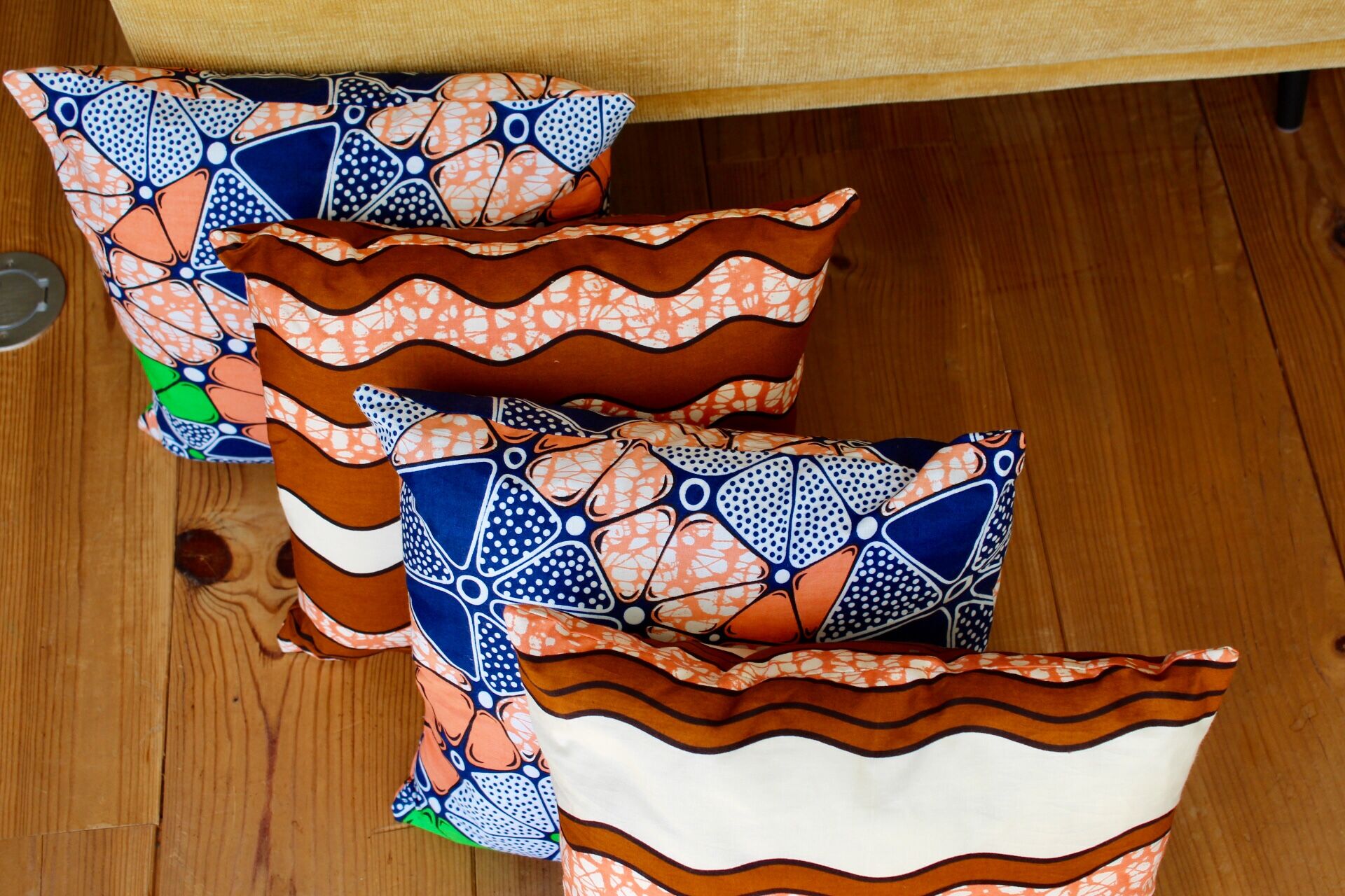 4 coussins 40x40cm covers made in 2 different wax assorted