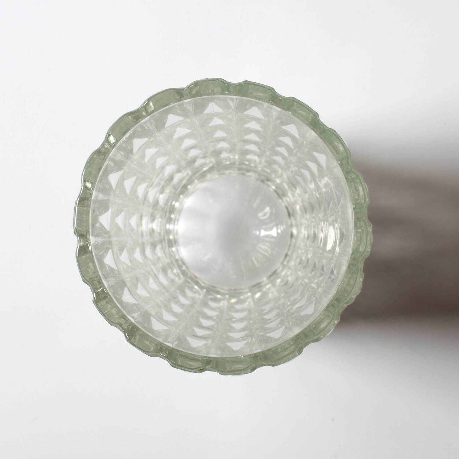 Vase à fleurs vintage en verre massif, lourd et transparent, pressé à la main / Italie / Années 1970