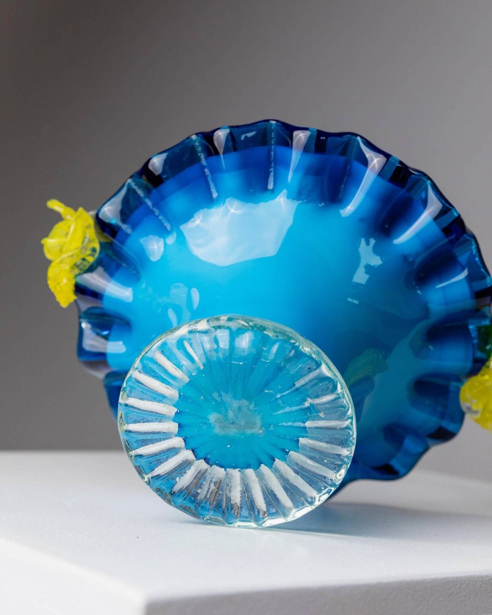 Bol avec poignée en verre de Murano bleu et fleurs jaunes - Décor vintage italien des années 1970.