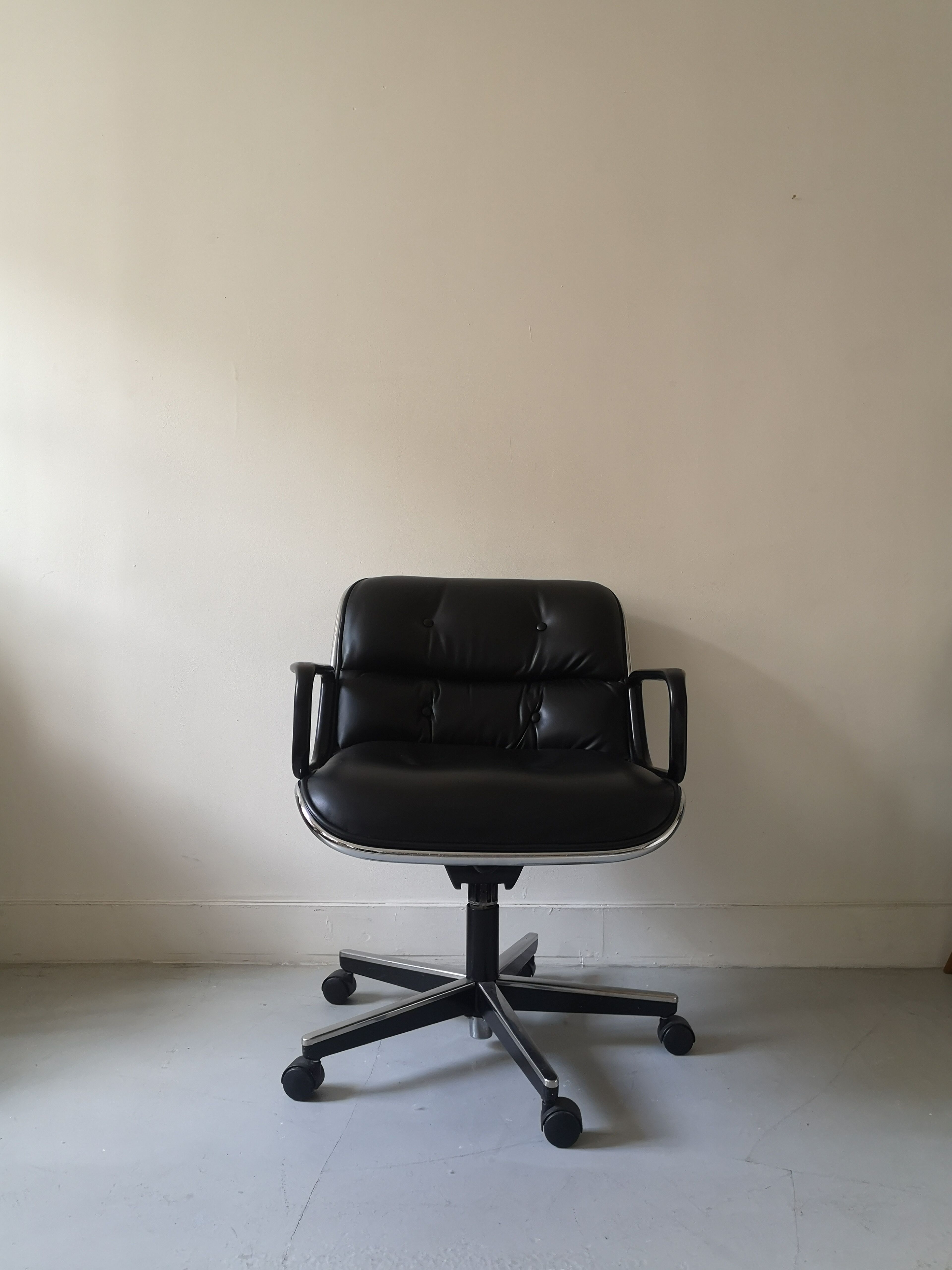 Fauteuil de bureau en cuir noir by Charles pollock pour Knoll,1970