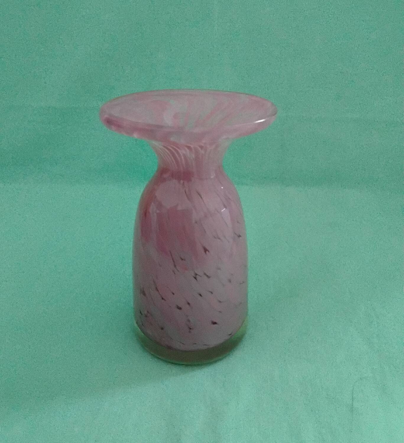 Vase en verre rose