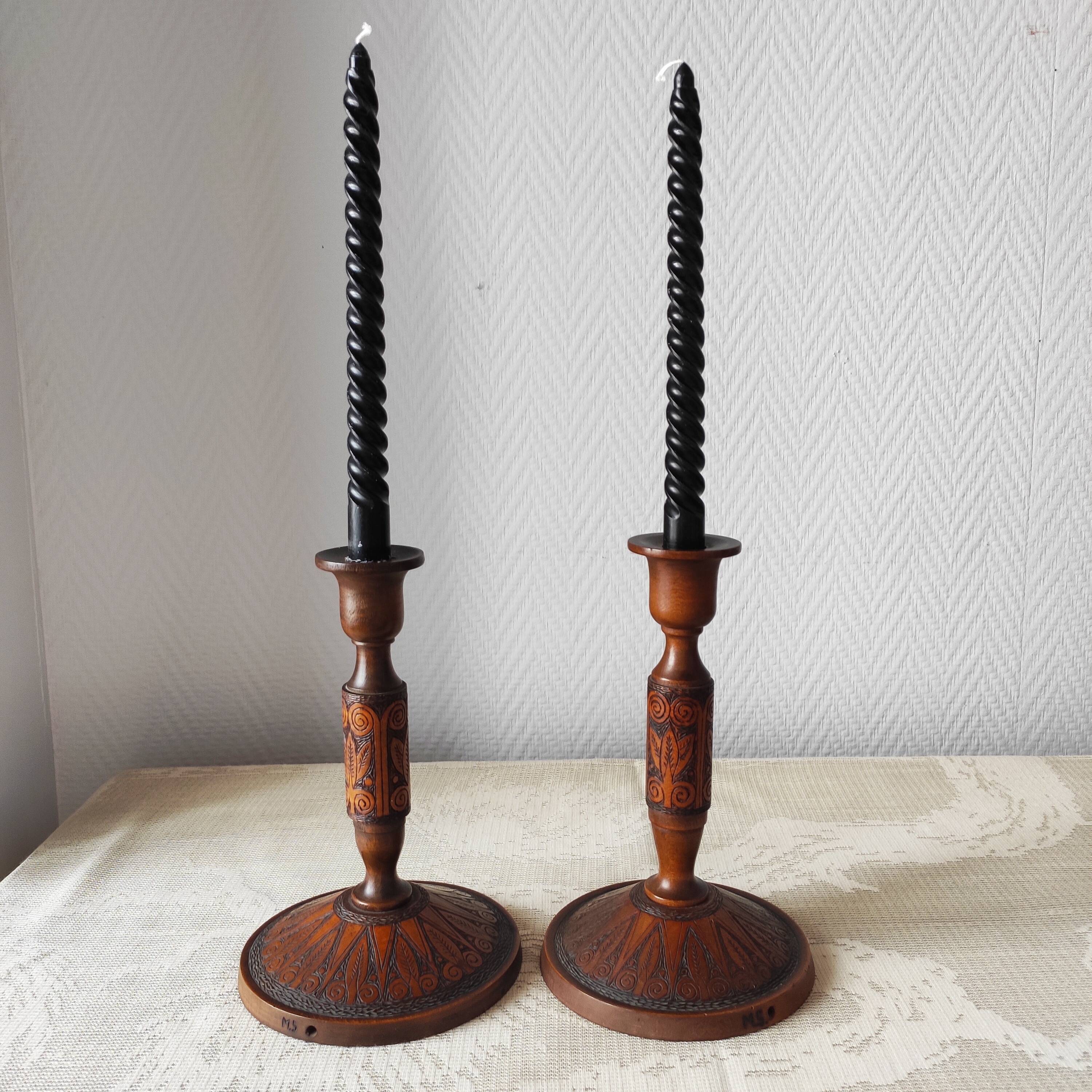 Paire de bougeoirs en bois sculpté