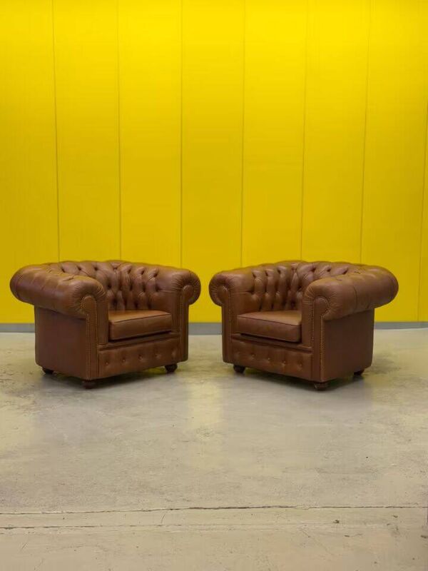 Fauteuil Chesterfield en cuir marron (le prix est pour un)
