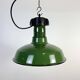 Lampe à suspension industrielle en émail vert, années 1960