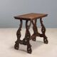 Petite table ancienne en noyer à pieds ajourés, XXe siècle