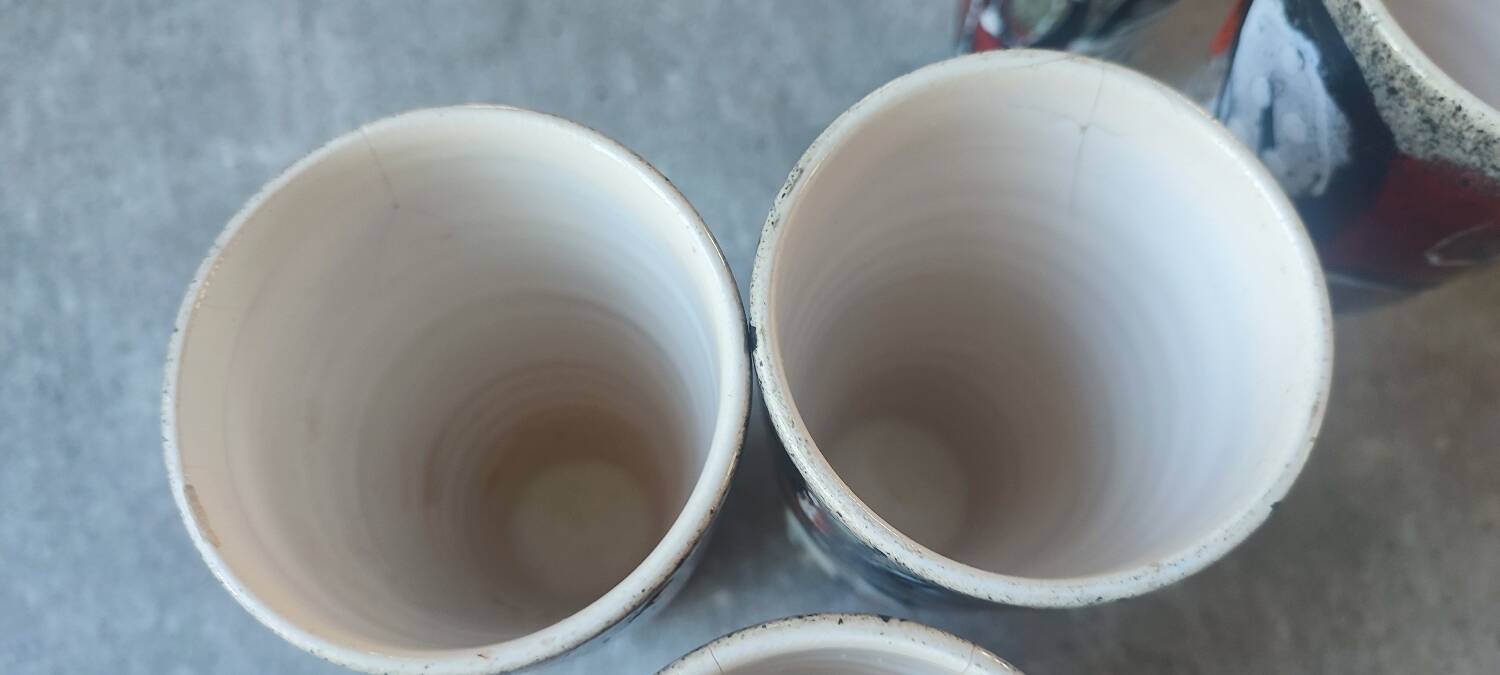 X5 enamelled ceramic mugs with abstract 60s decor