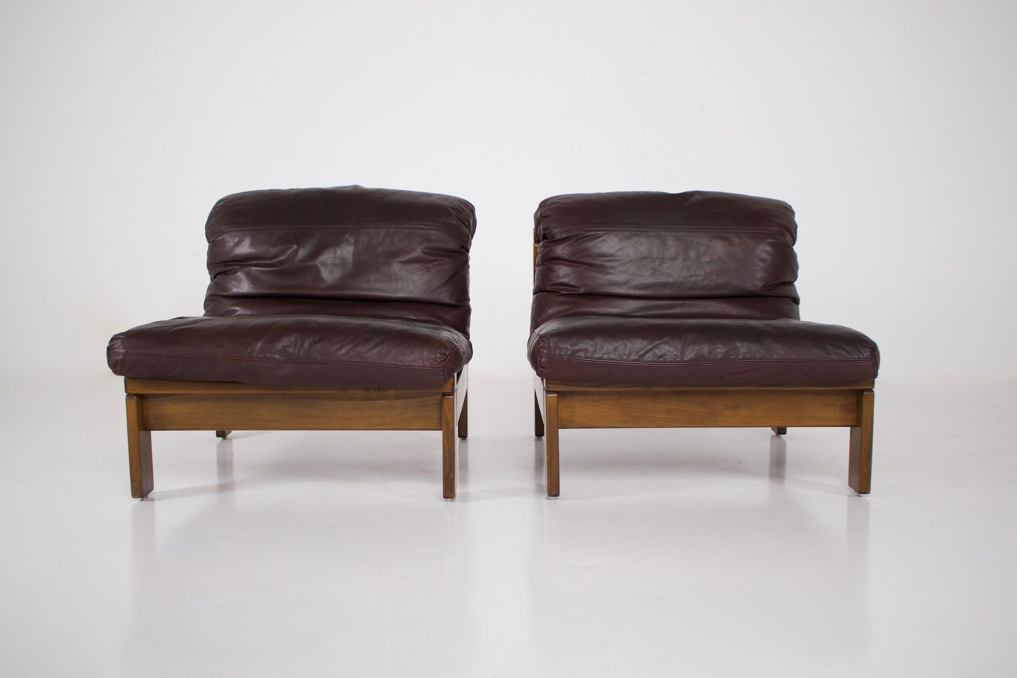 Paire de chauffeuses en cuir 1970