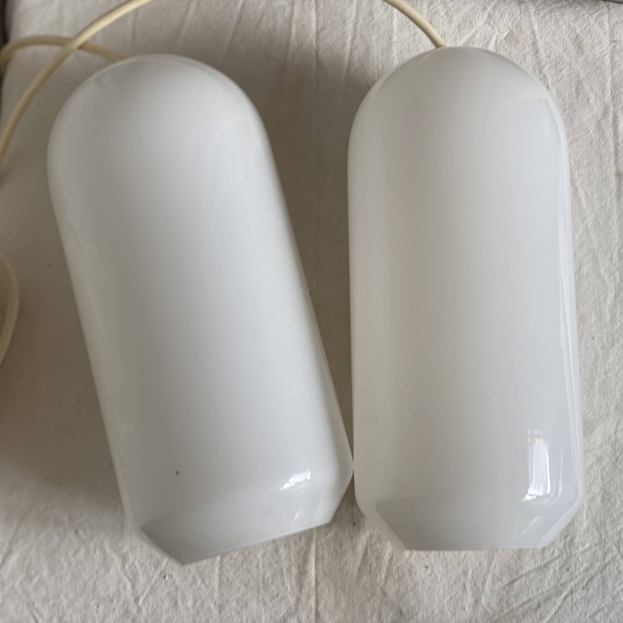 Paire de suspension opaline vintage 1970 forme cigare