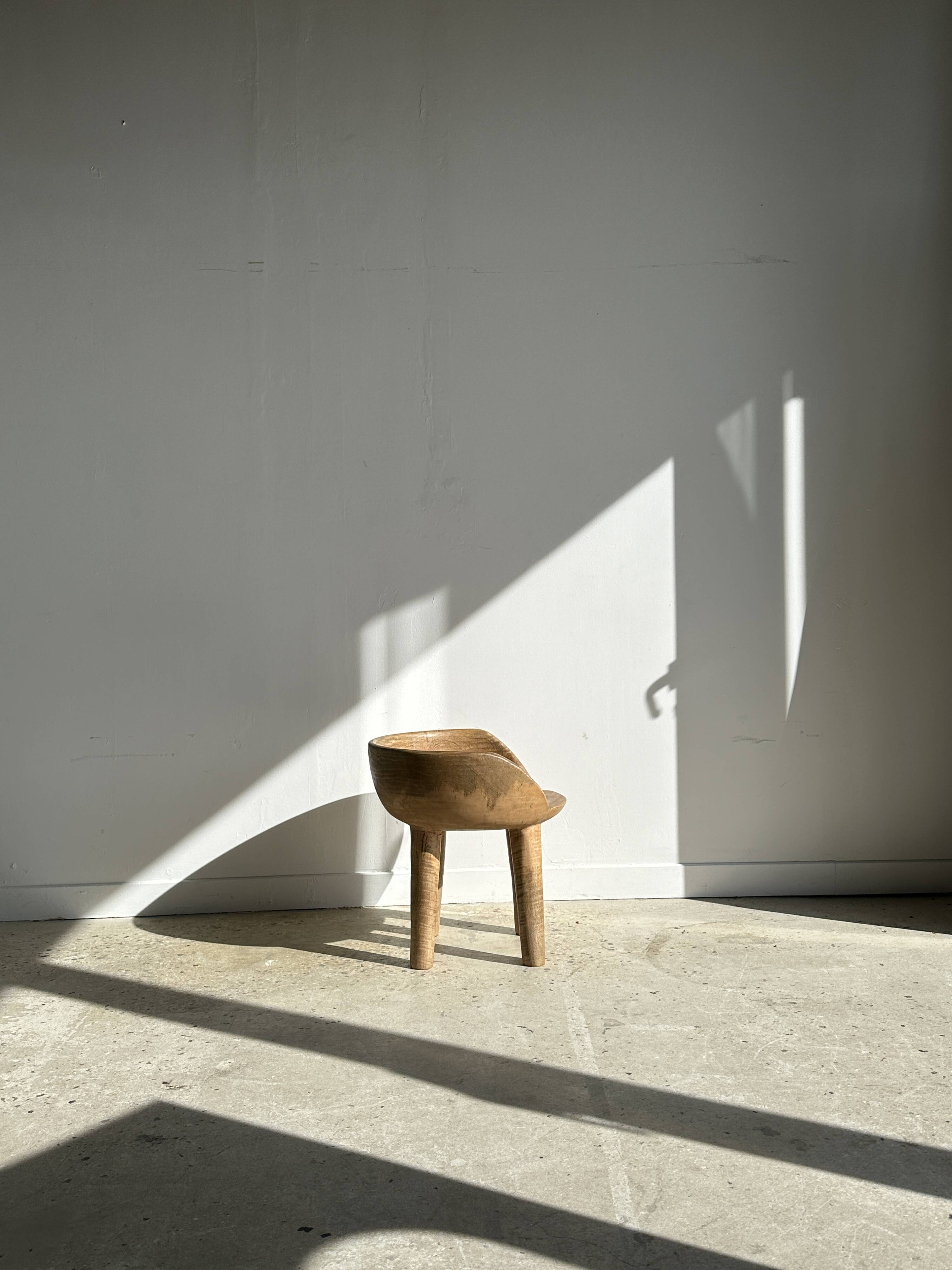 Quadripod chair with round seat and small back in natural monoxyl mango wood
