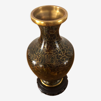 Vase cloisonné chinois en laiton sur socle en bois motifs floraux