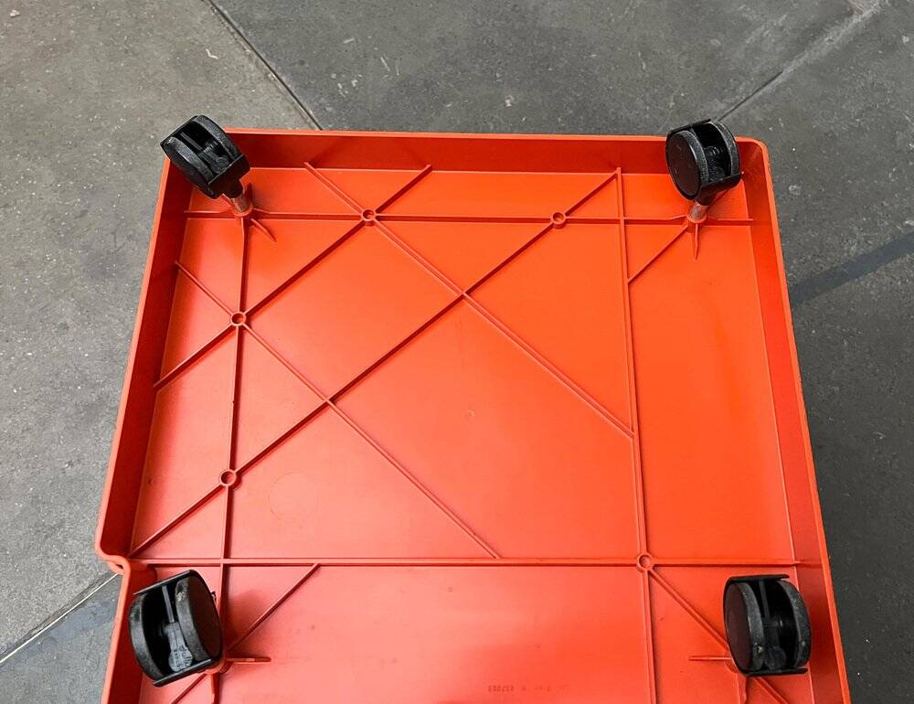 Dessert or space-age side table by Giovanni Pelis for Stile Neolt, 1960s.