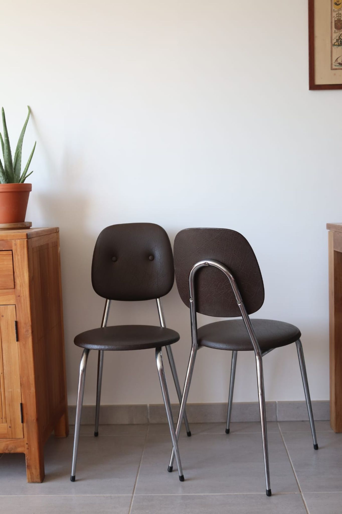 2 chaises années 70 en skaï chocolat et métal chromé