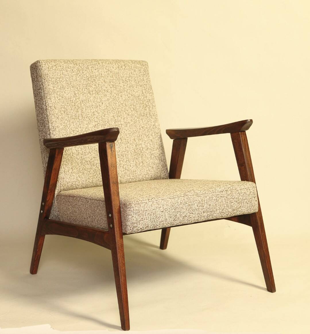 Fauteuil scandinave en bois rénové tissus granola beige 1970