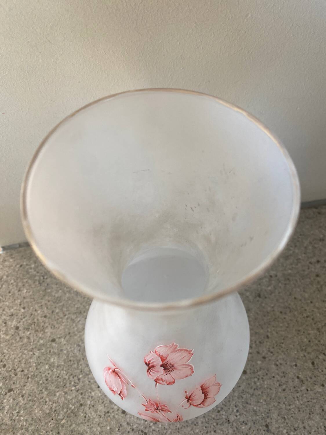 Vase kitsch avec décor floral