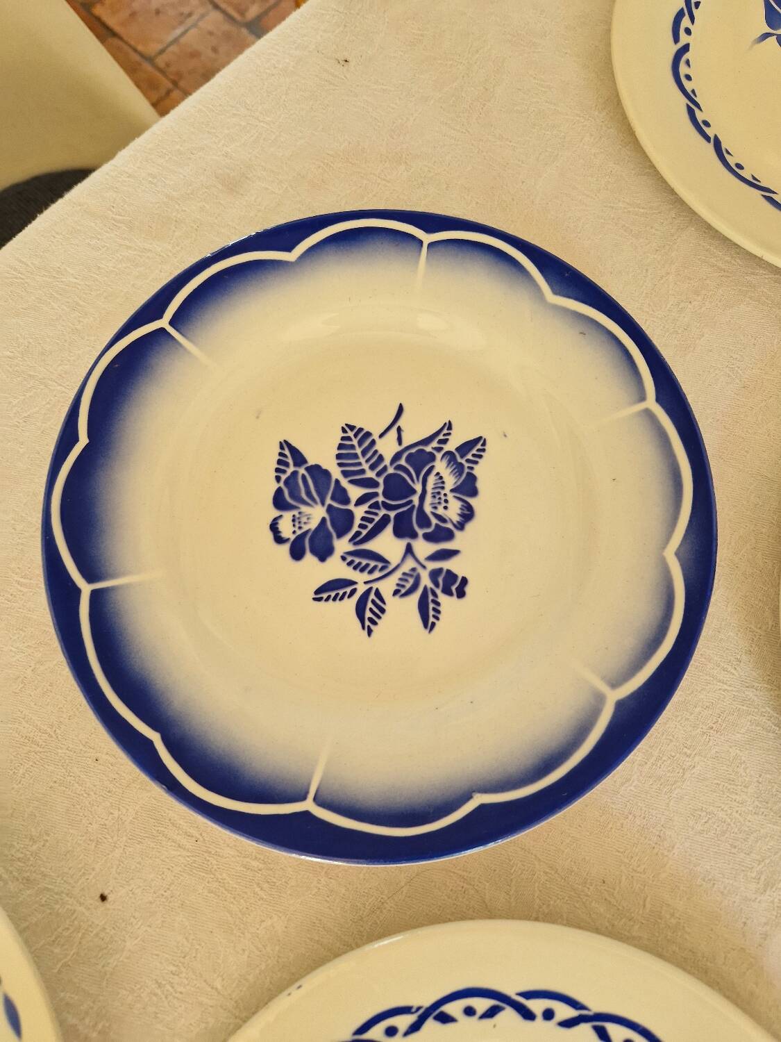 Set of 12 mismatched dinner plates