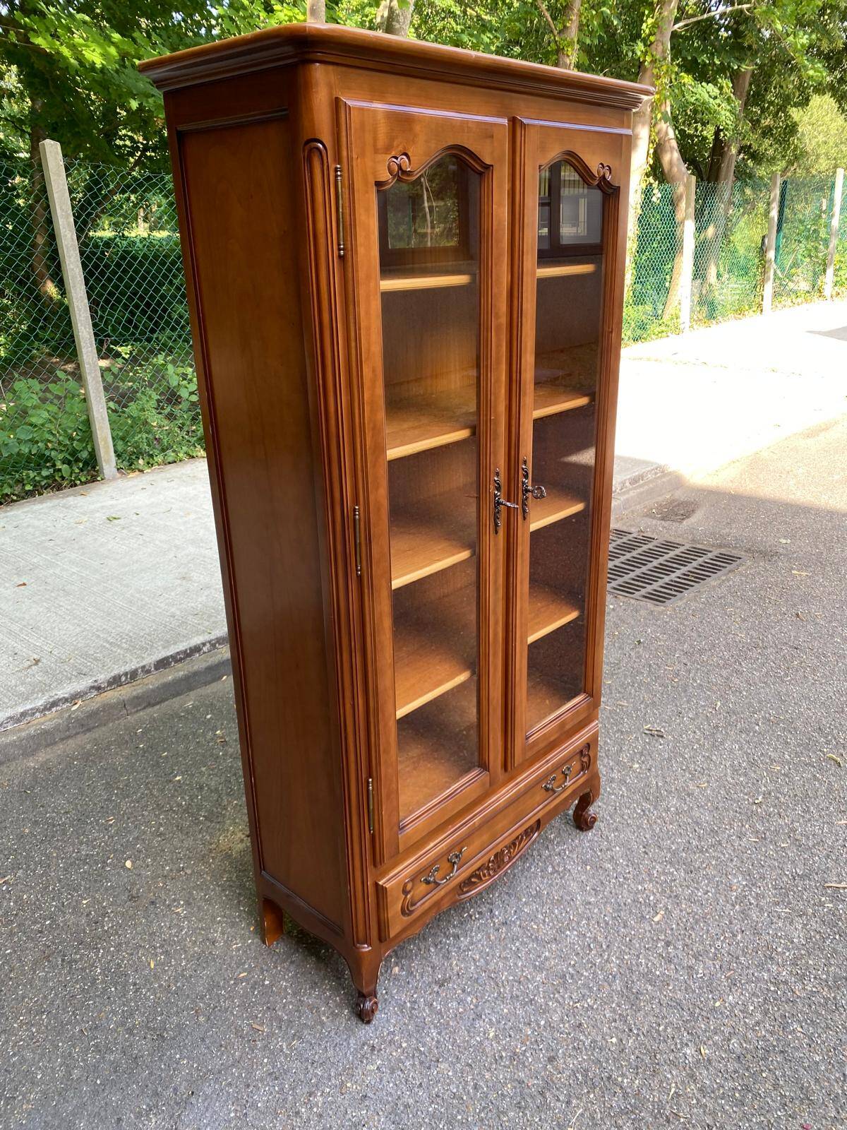 Louis XV display cabinet in solid wood from the 1970s.