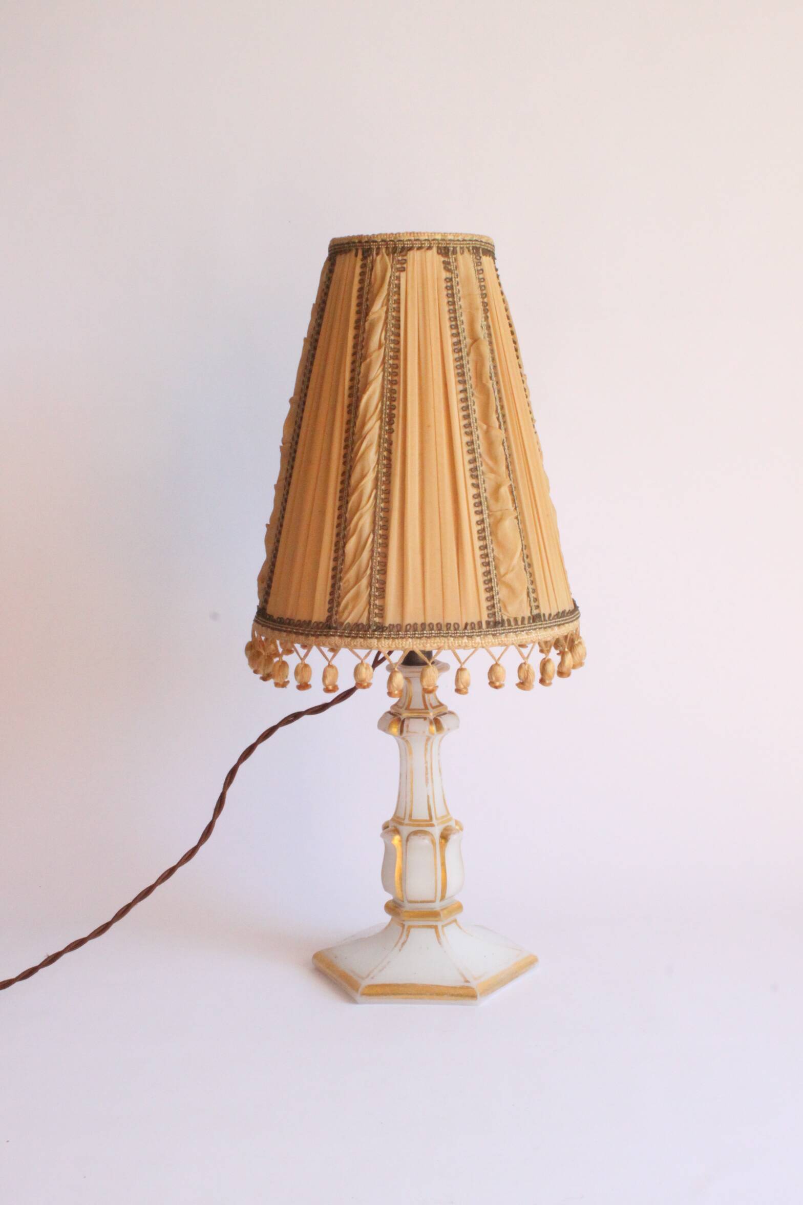 Lampe de table en verre doré opalin, années 1920