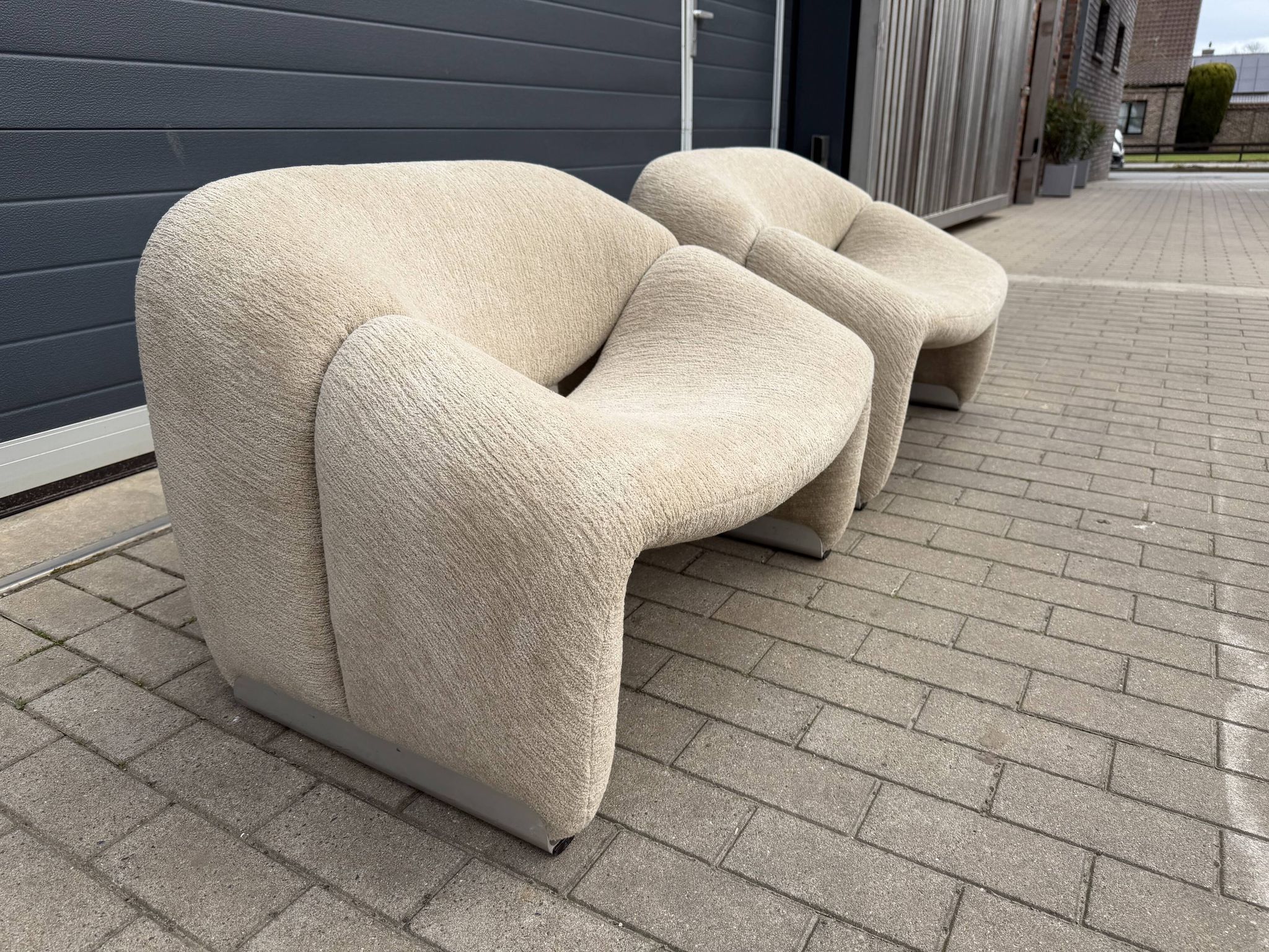 2x Artifort Groovy F598 Pierre Paulin, Pierre Frey: Chenille Igor (Sable)