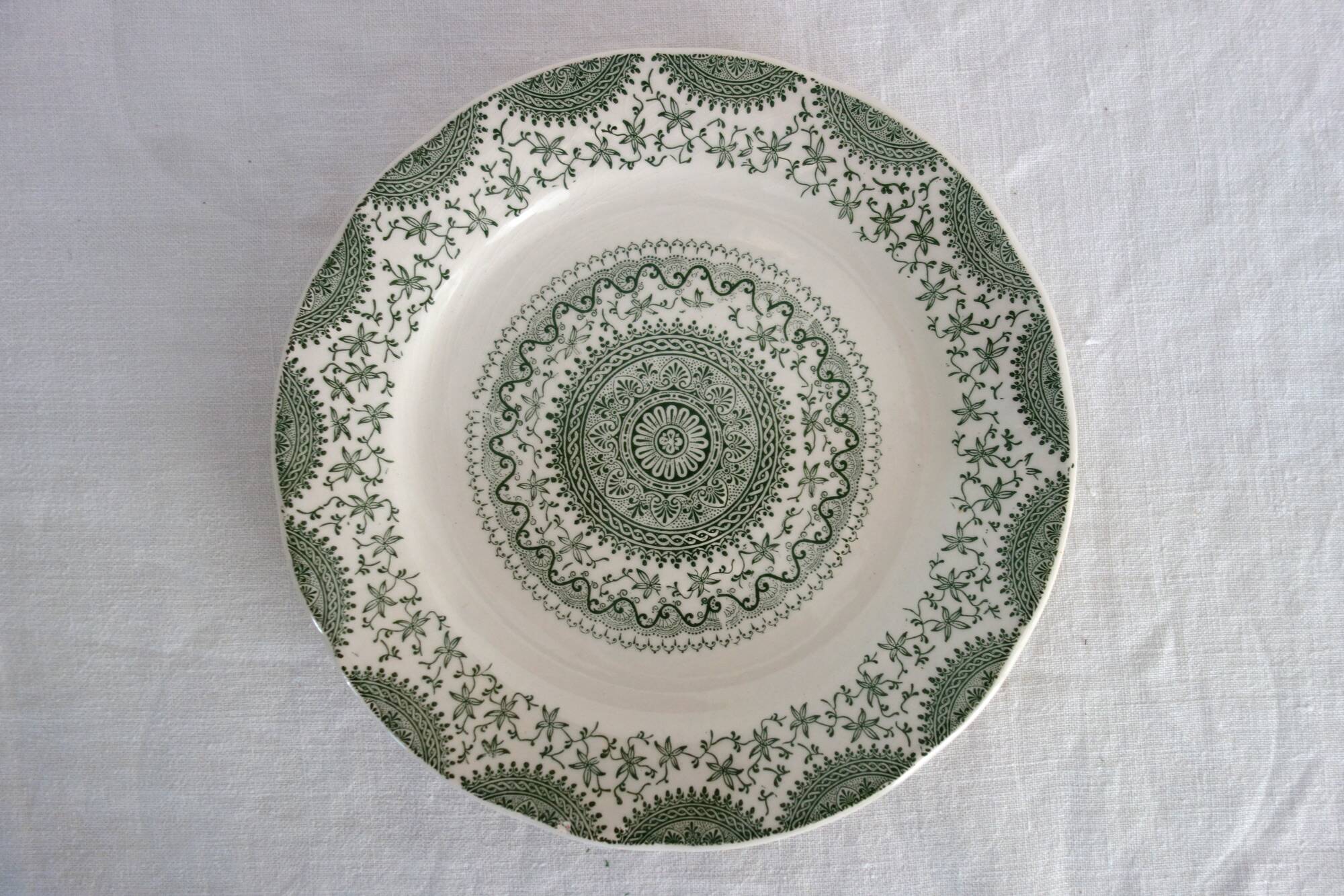 8 flat plates Fine Ware earthenware