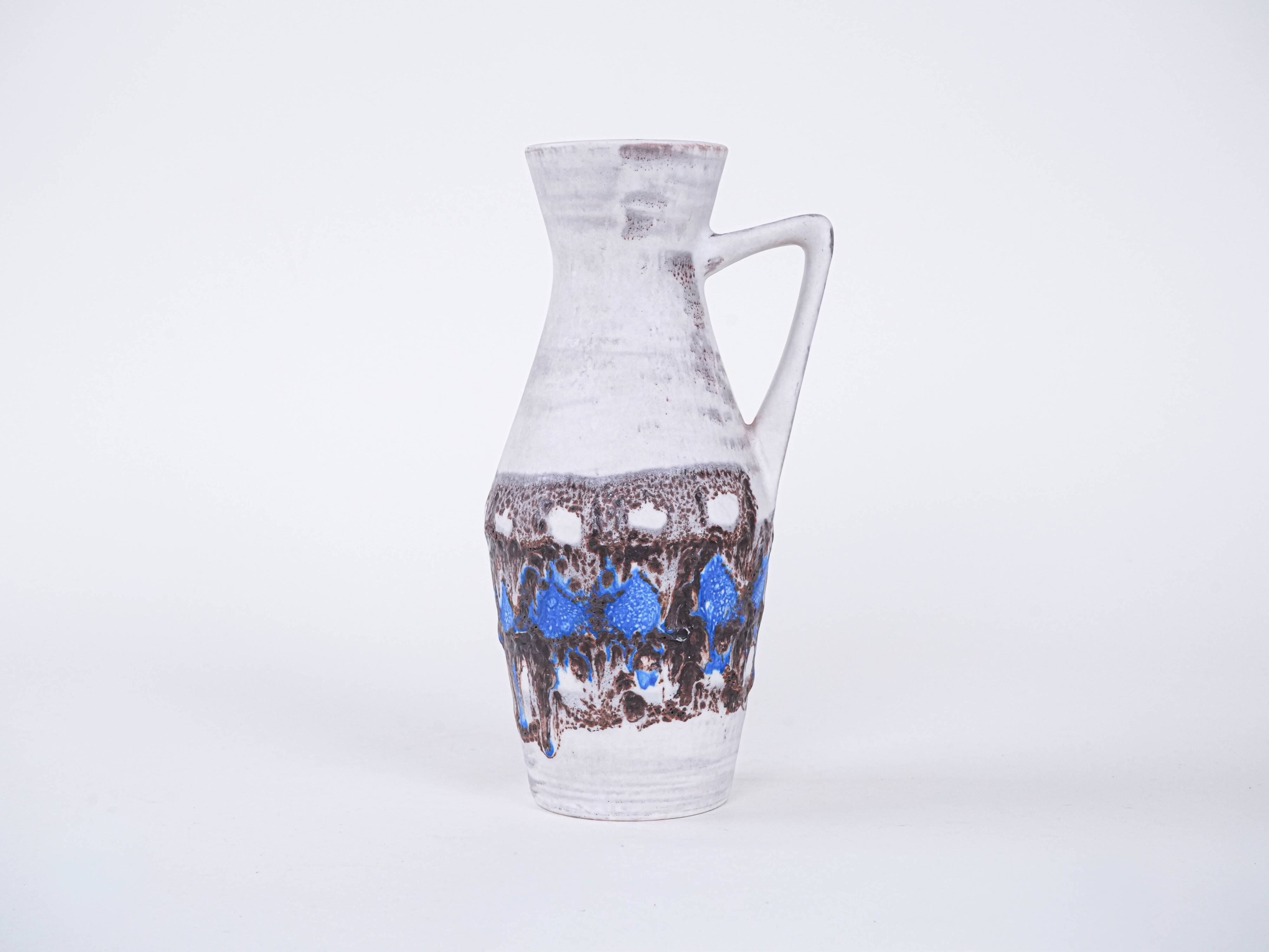 Vase en céramique avec une poignée, design allemand, années 1960, fabriqué en Allemagne de l'Ouest.