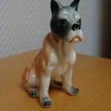 Chien boxer en porcelaine