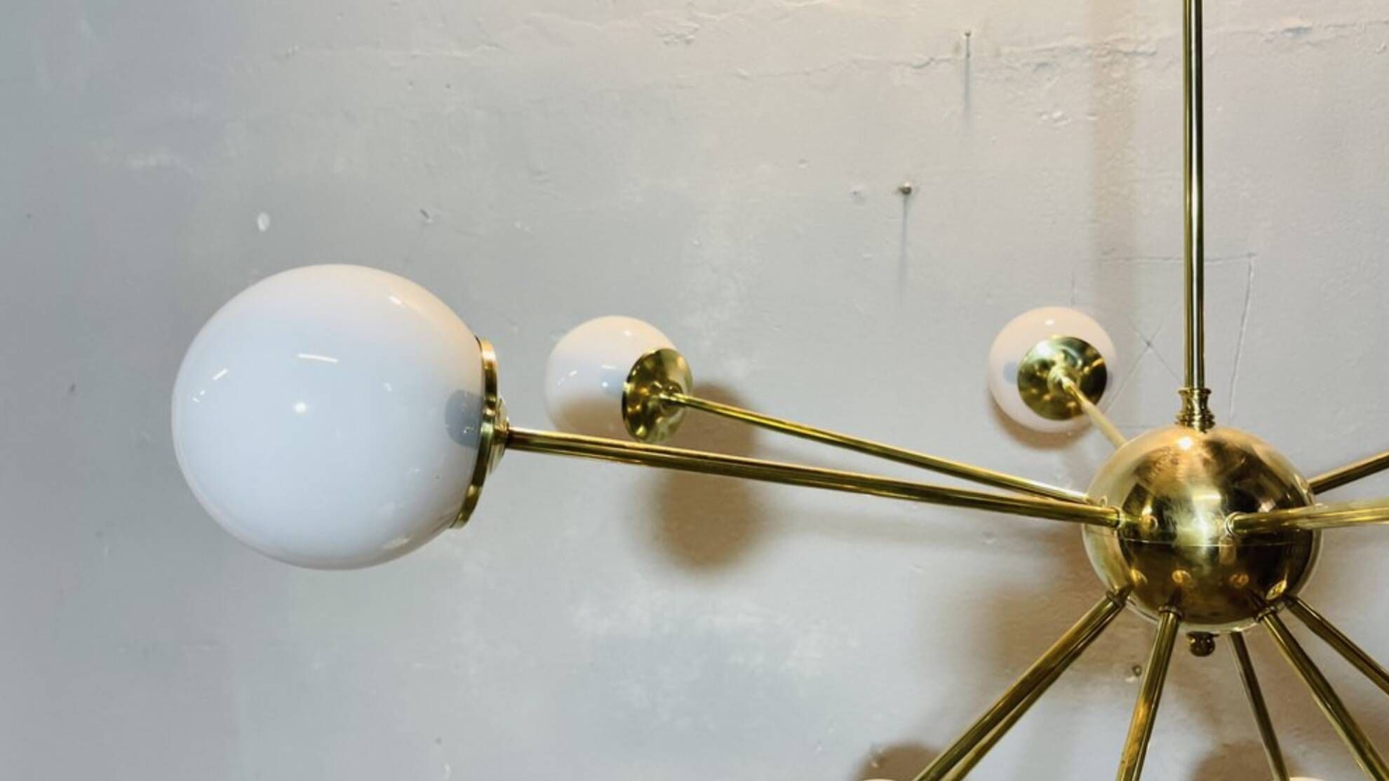 Lampadario Sputnik in ottone con sfera in bronzo e vetri opalini – Italia,