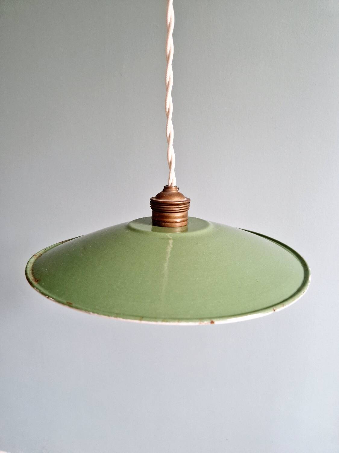 Industrial pendant light in green enamelled sheet metal, 1930s-40s
