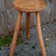 Tabouret brutaliste tripode en frêne