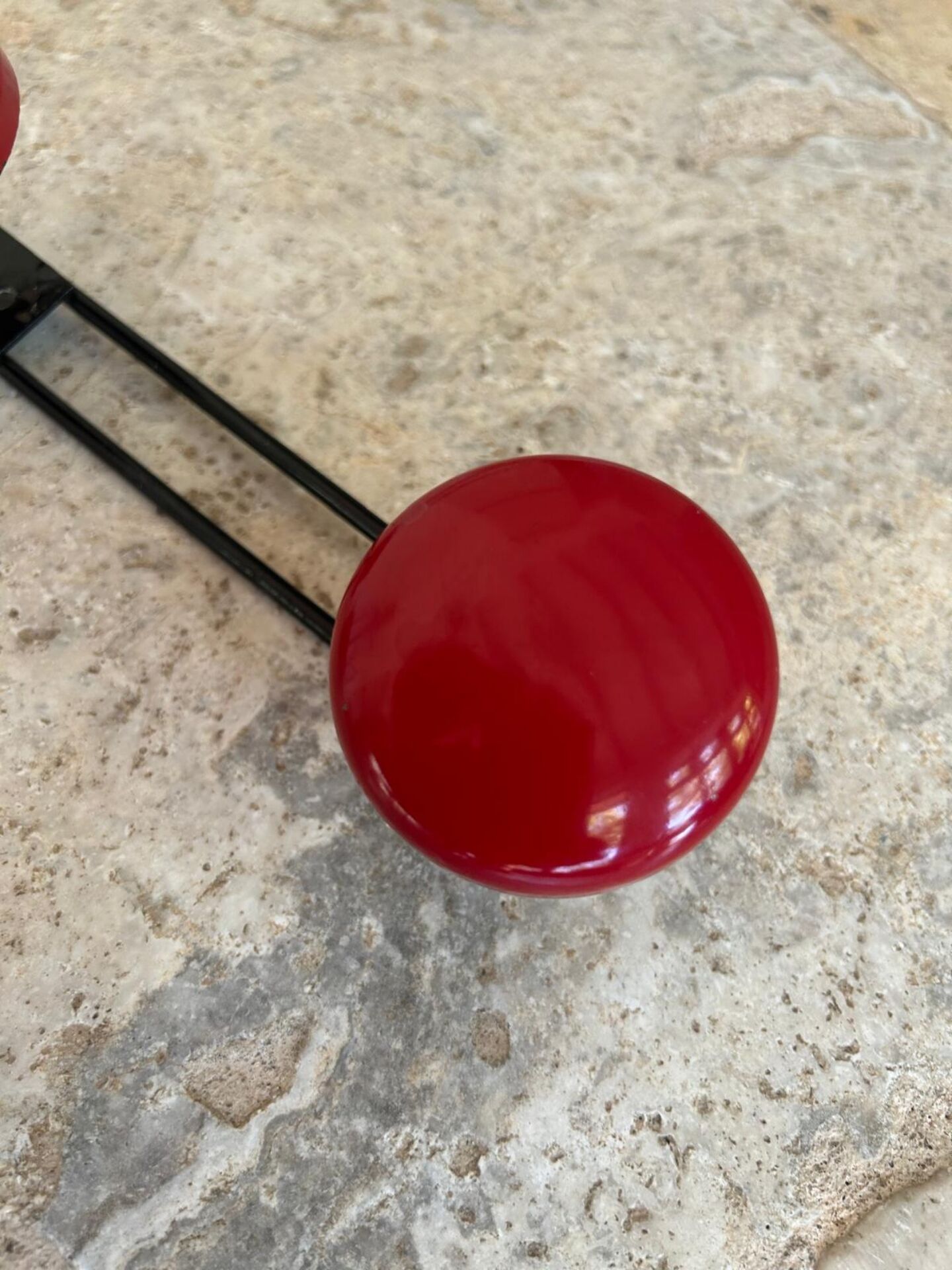 Porte manteau mural rouge