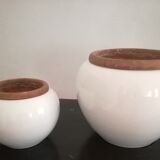 Ensemble assorti lampe sur pied et deux cache-pots faience blanche et terre cuite