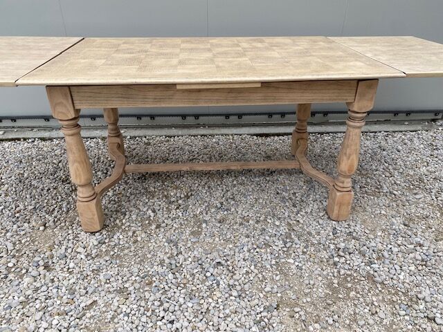 Extendable stripped farm table