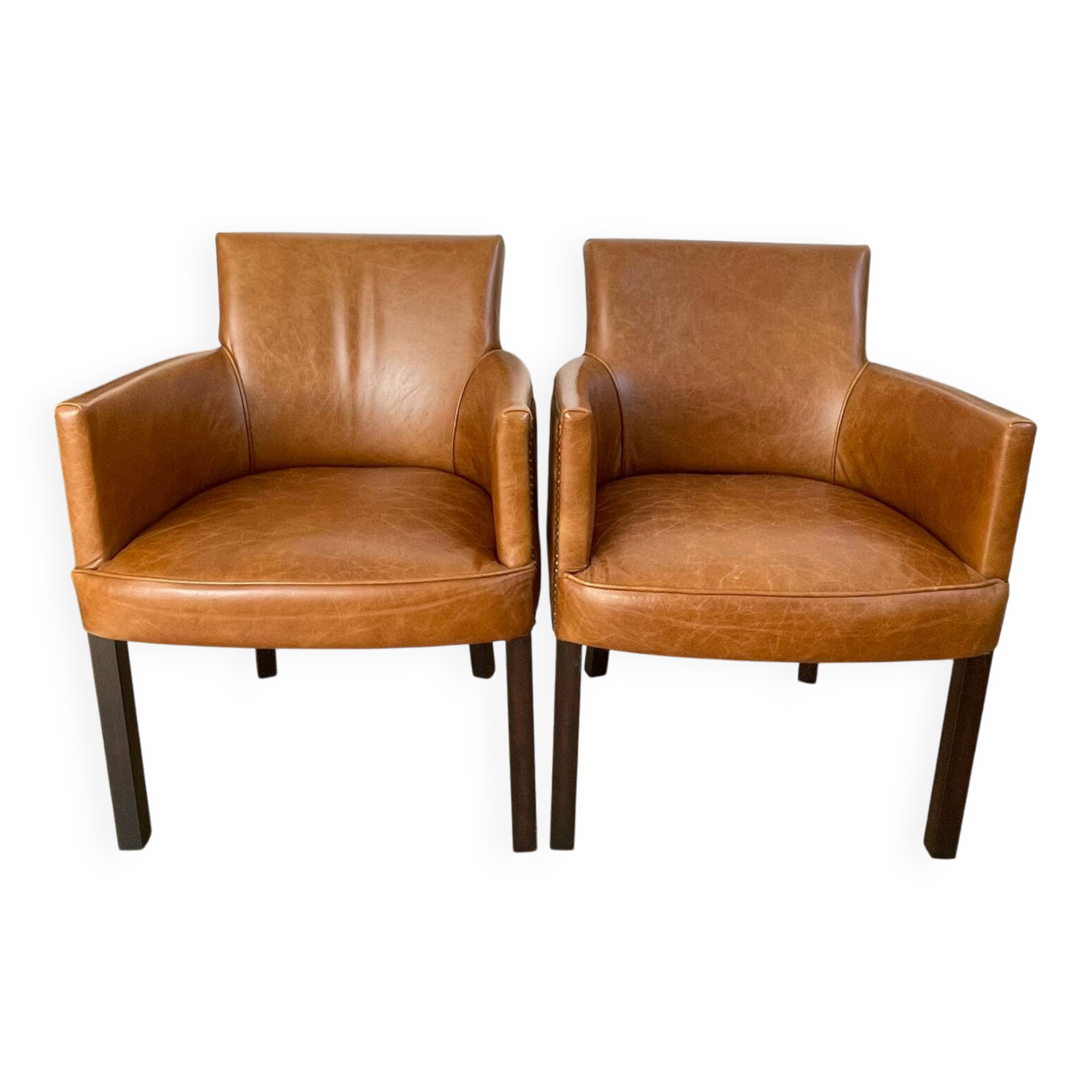 Chair with armrests in aged brown cowhide leather