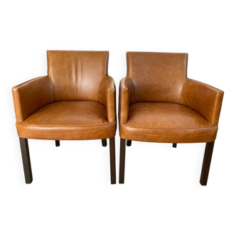 Chair with armrests in aged brown cowhide leather