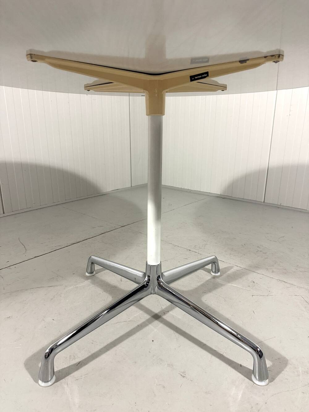 Round dining table by Charles & Ray Eames, Herman Miller, 1960s.