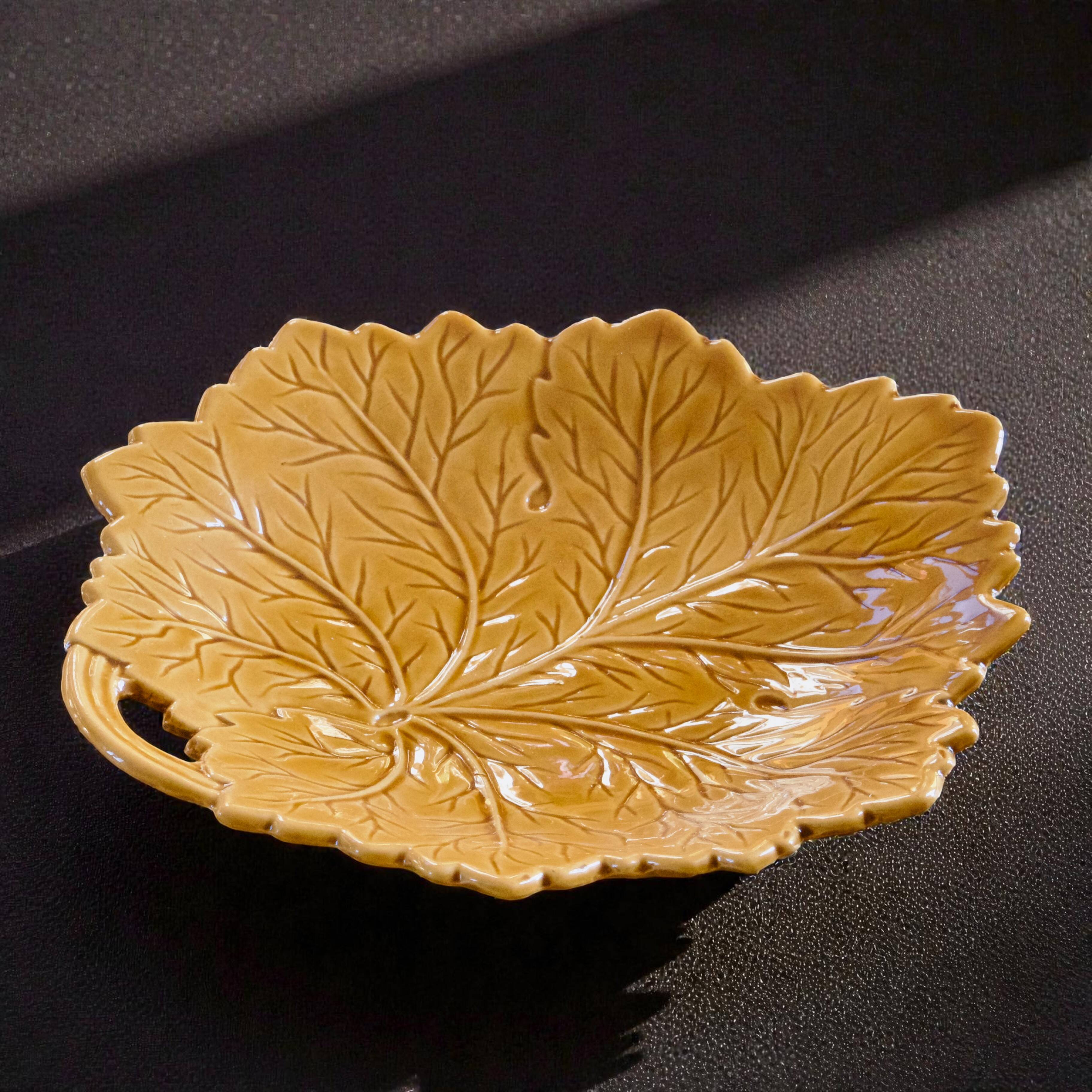 Vide-poche vintage en barbotine ocre formant une feuille