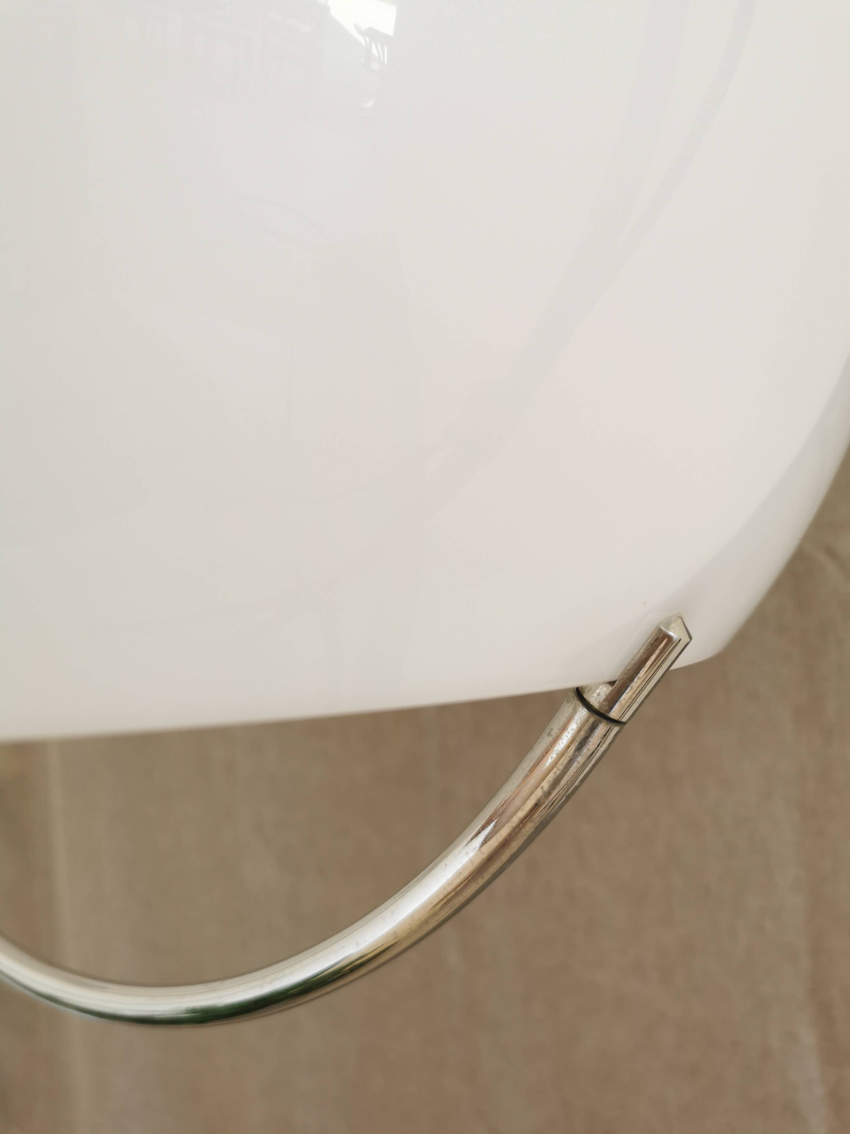 Suspension Meblo blanche vintage : luminaires italiens des années 1970, inspirés de l'ère spatiale.
