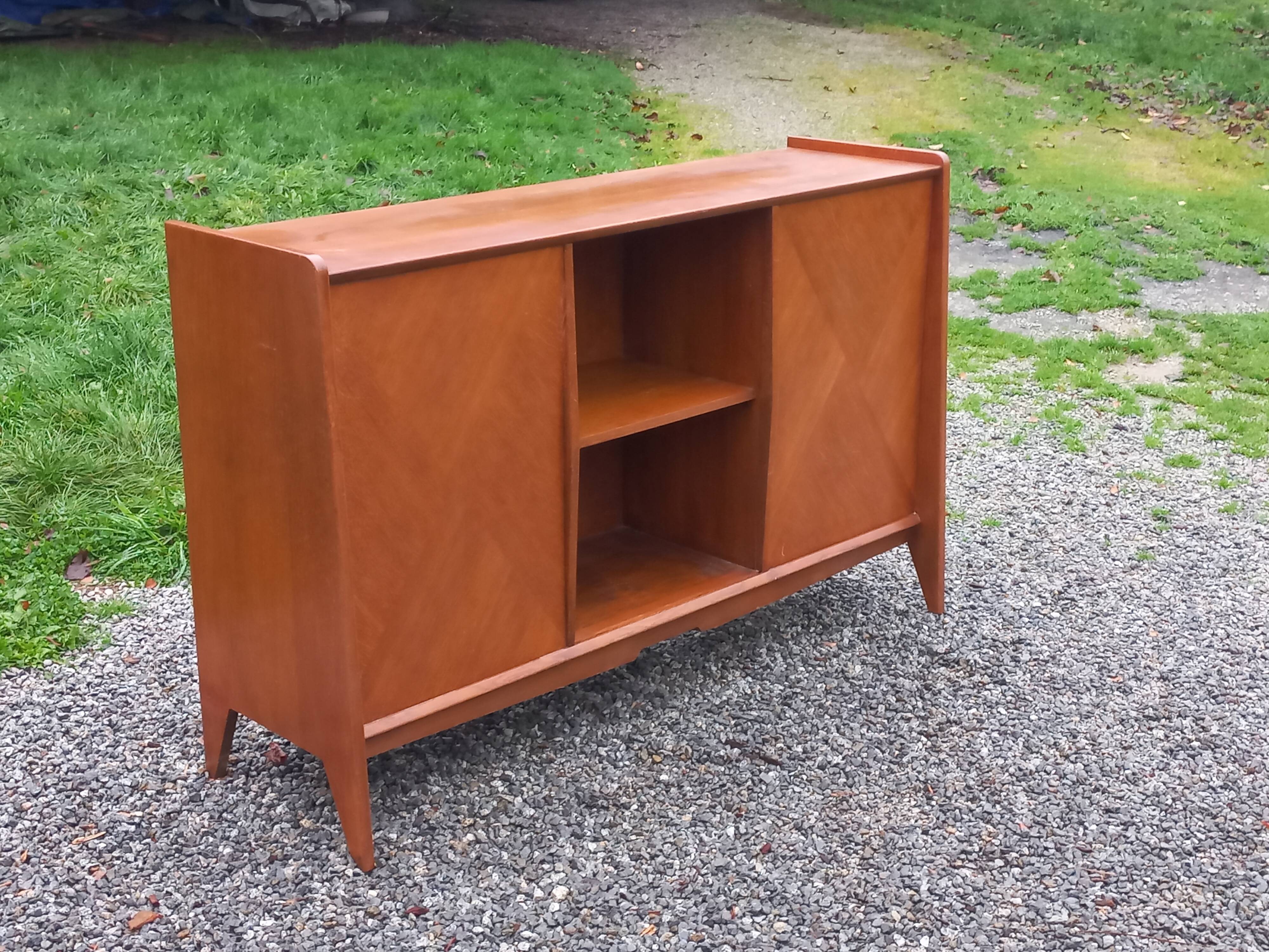 Enfilade vintage en chêne doré portes coulissantes pieds compas 1950