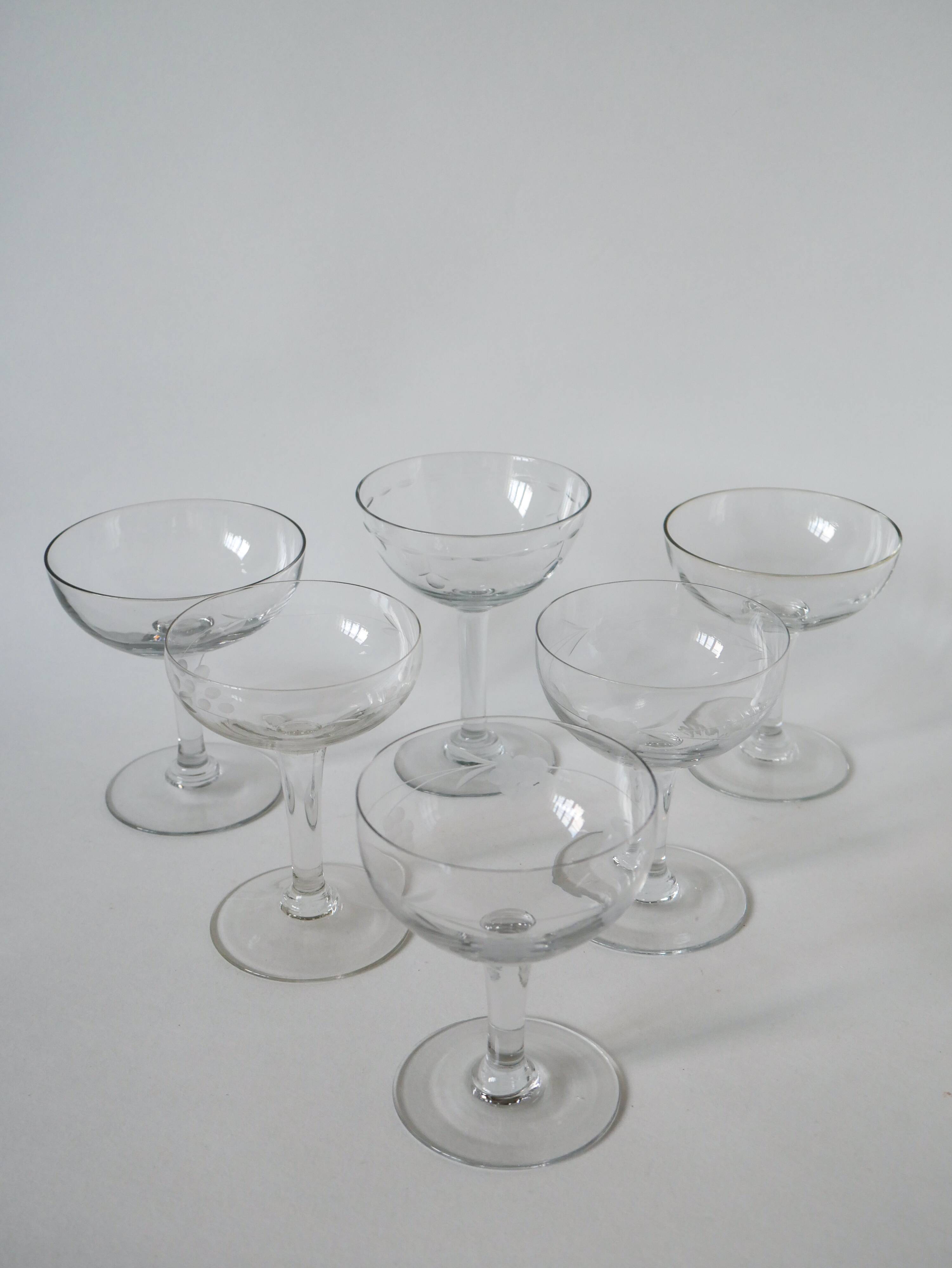 Magnificent set of 6 mismatched crystal champagne glasses 1930-1950 11 x 9 cm. In excellent condition