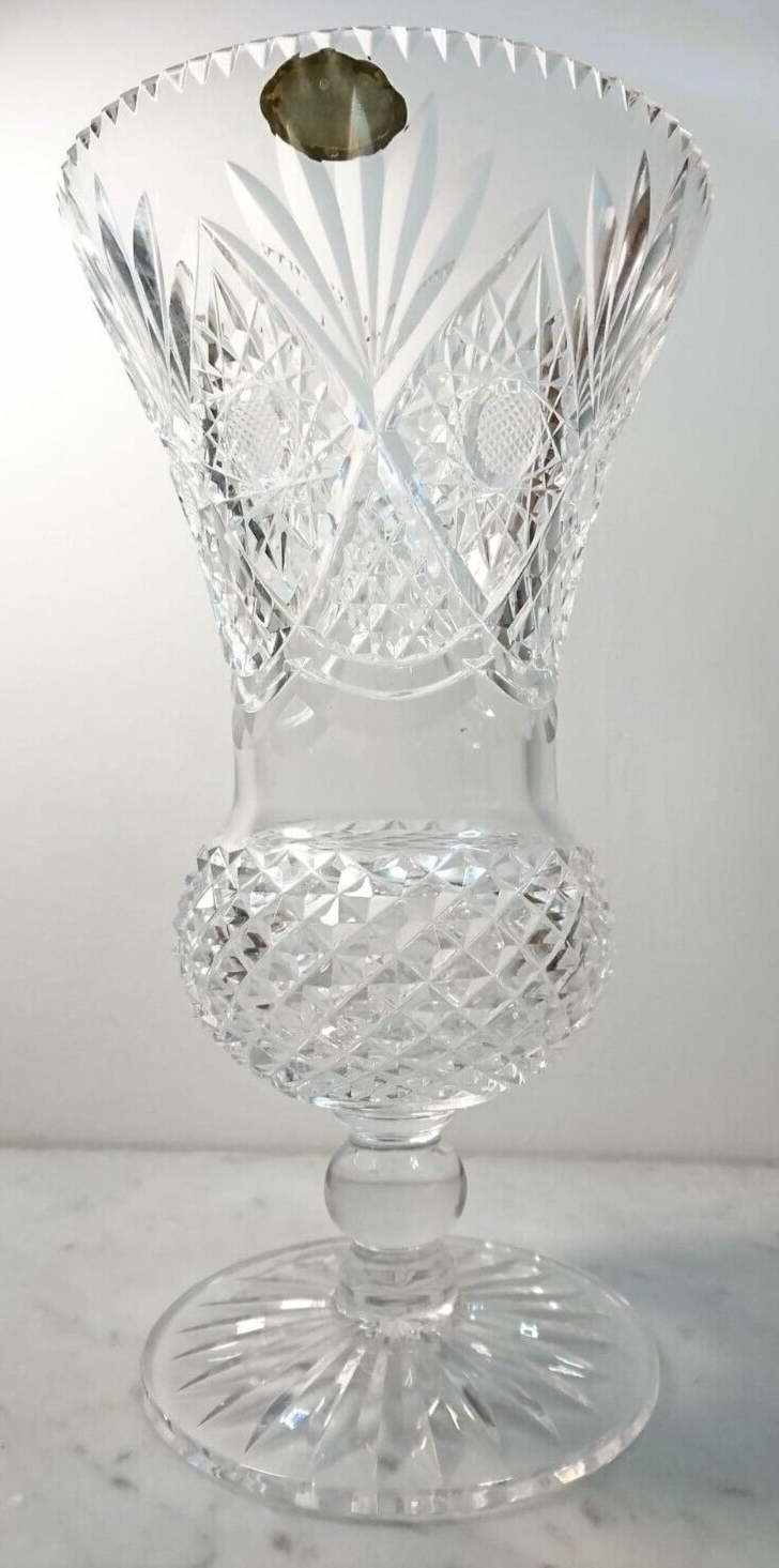 Vase en cristal taillé main sur piédouche