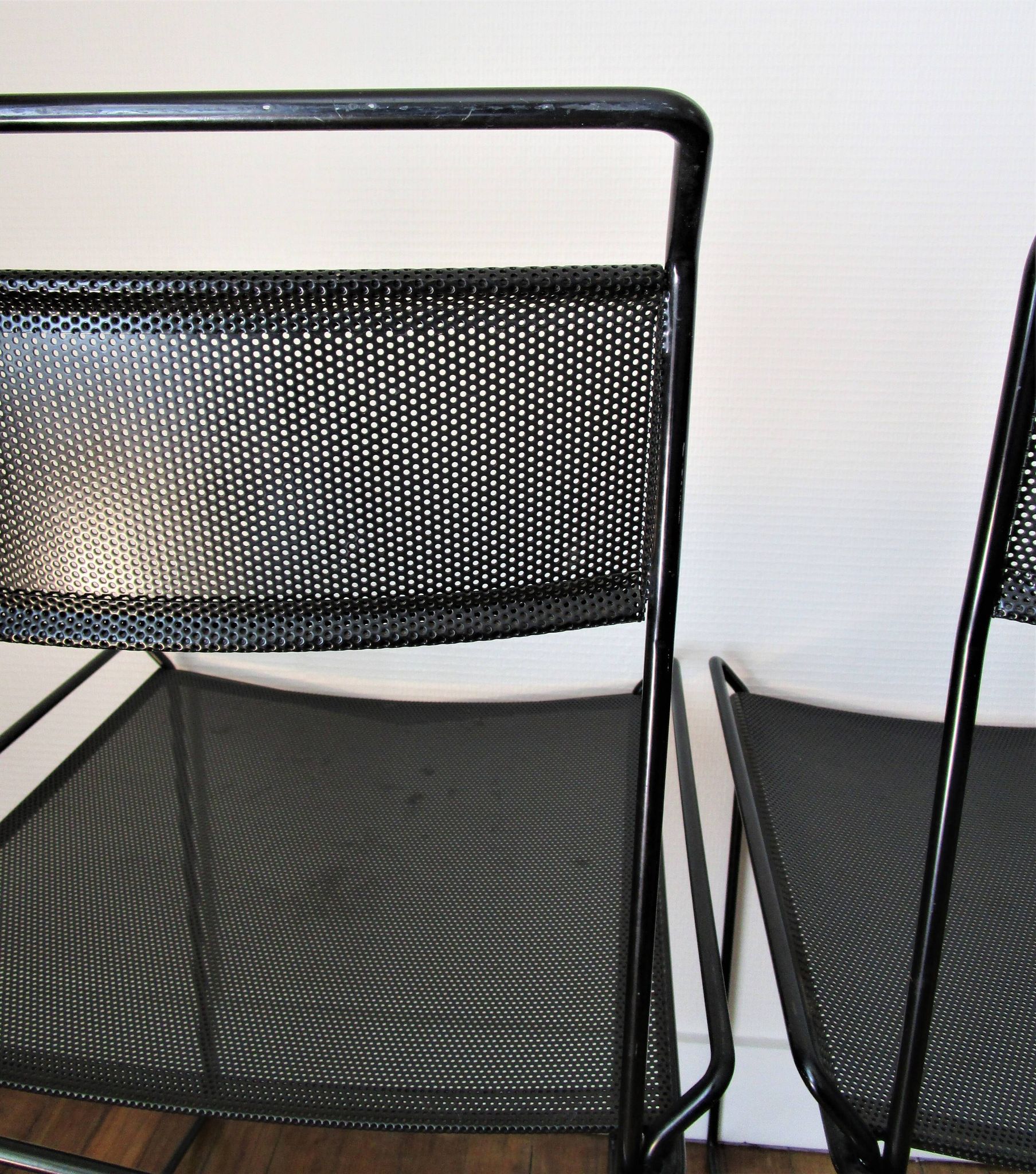 Paire de chaises acier métal perforé design années 80
