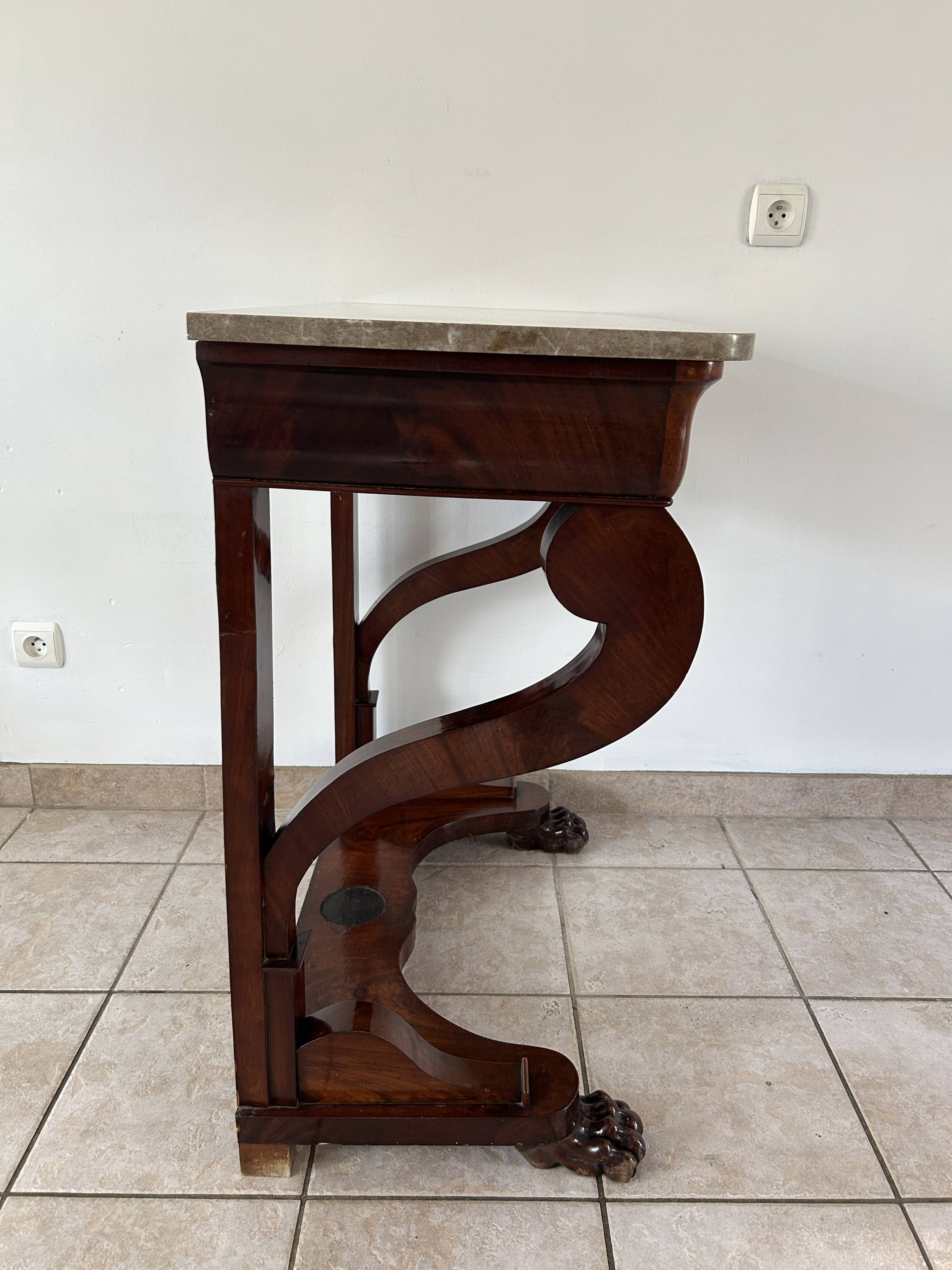 Console d'époque Louis-Philippe, placage d'acajou et marbre