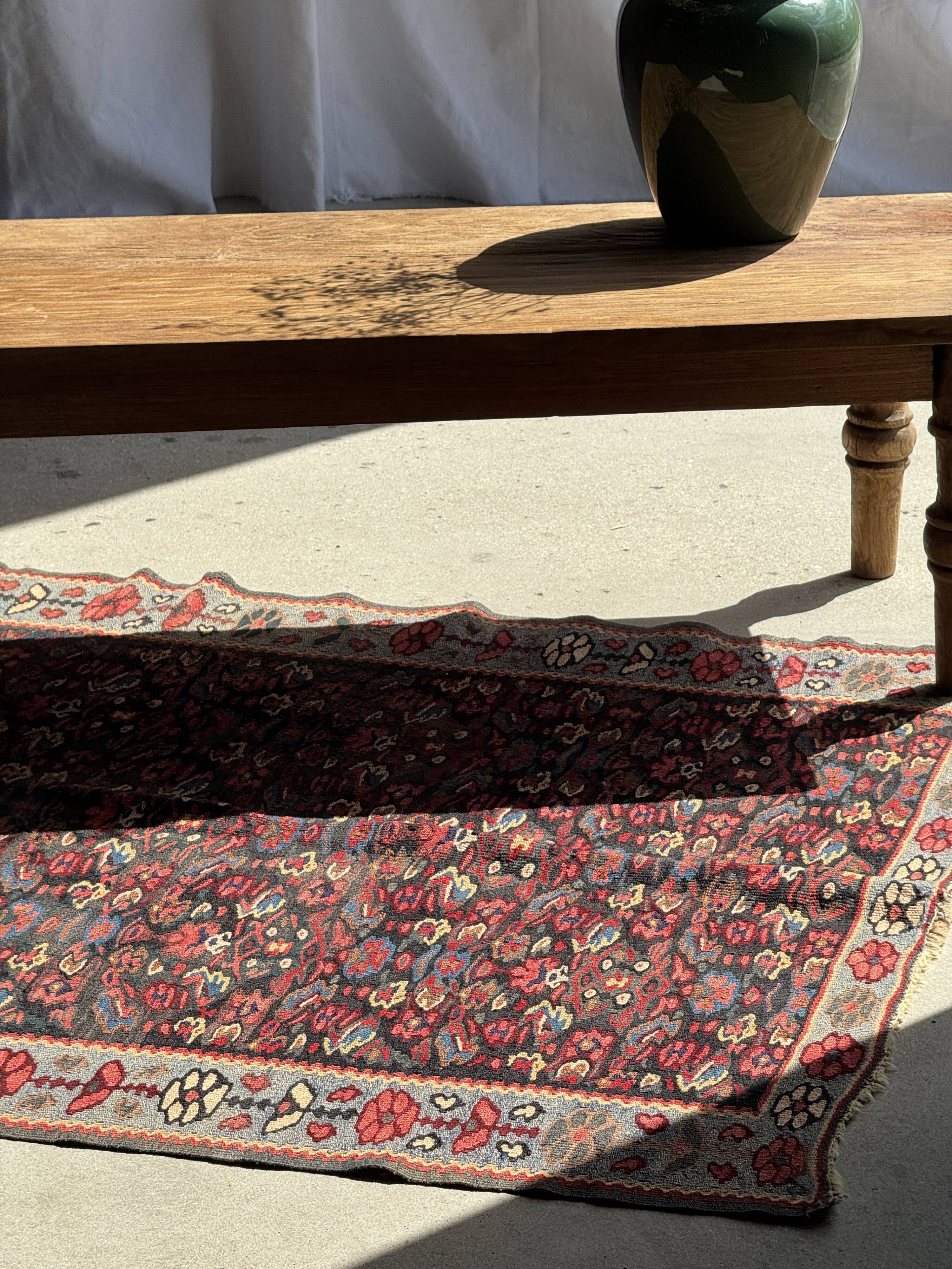 Brown Indonesian teak coffee table, with a border and cylindrical legs H40 L103.