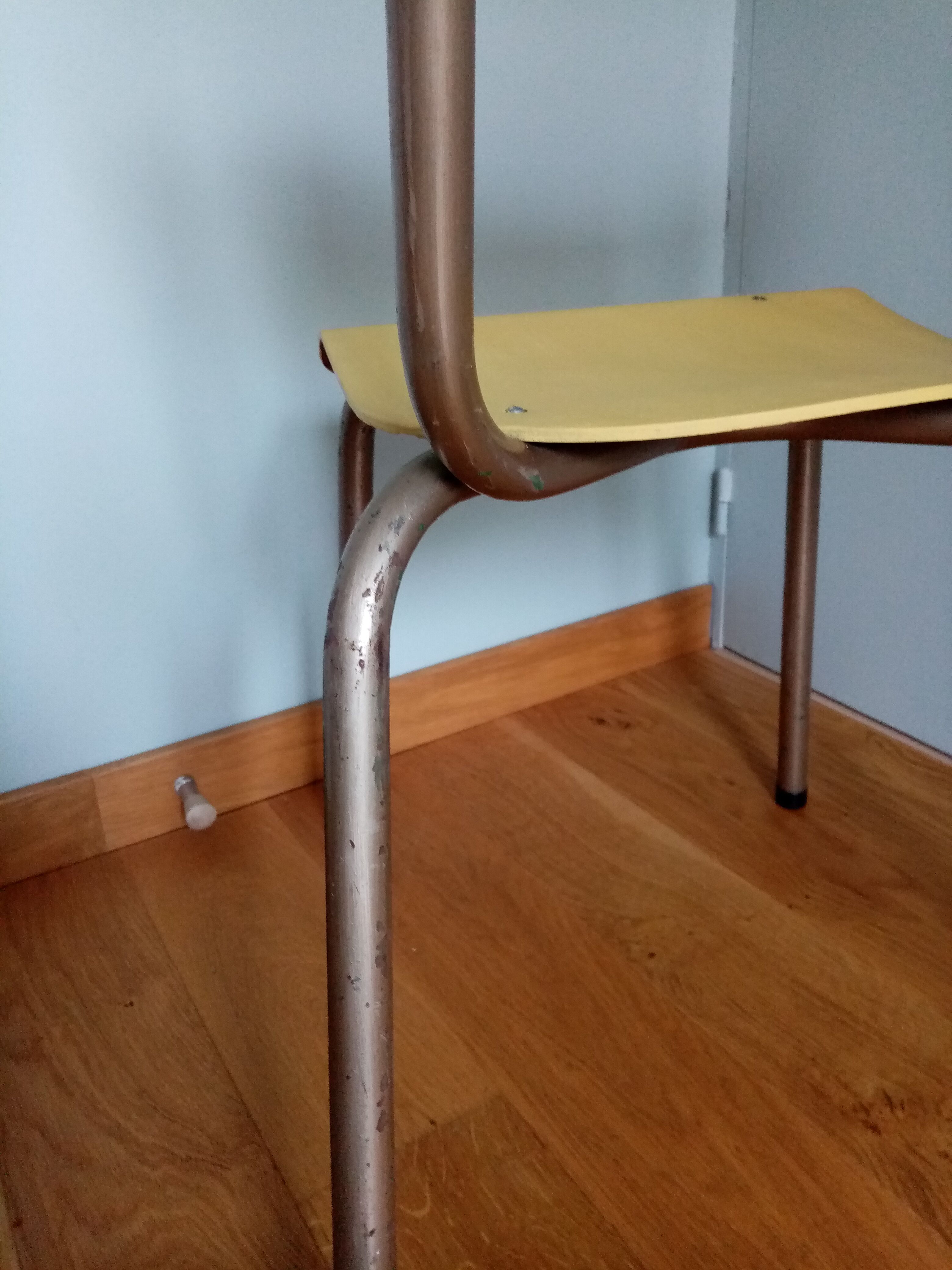 Chaise d'école adulte revisitée en jaune