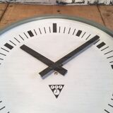 Horloge murale bakelite industrielle gris foncé de Pragotron années 1970