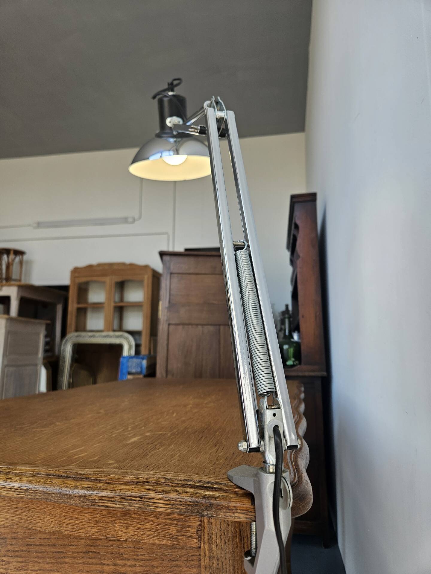 Articulated desk lamp