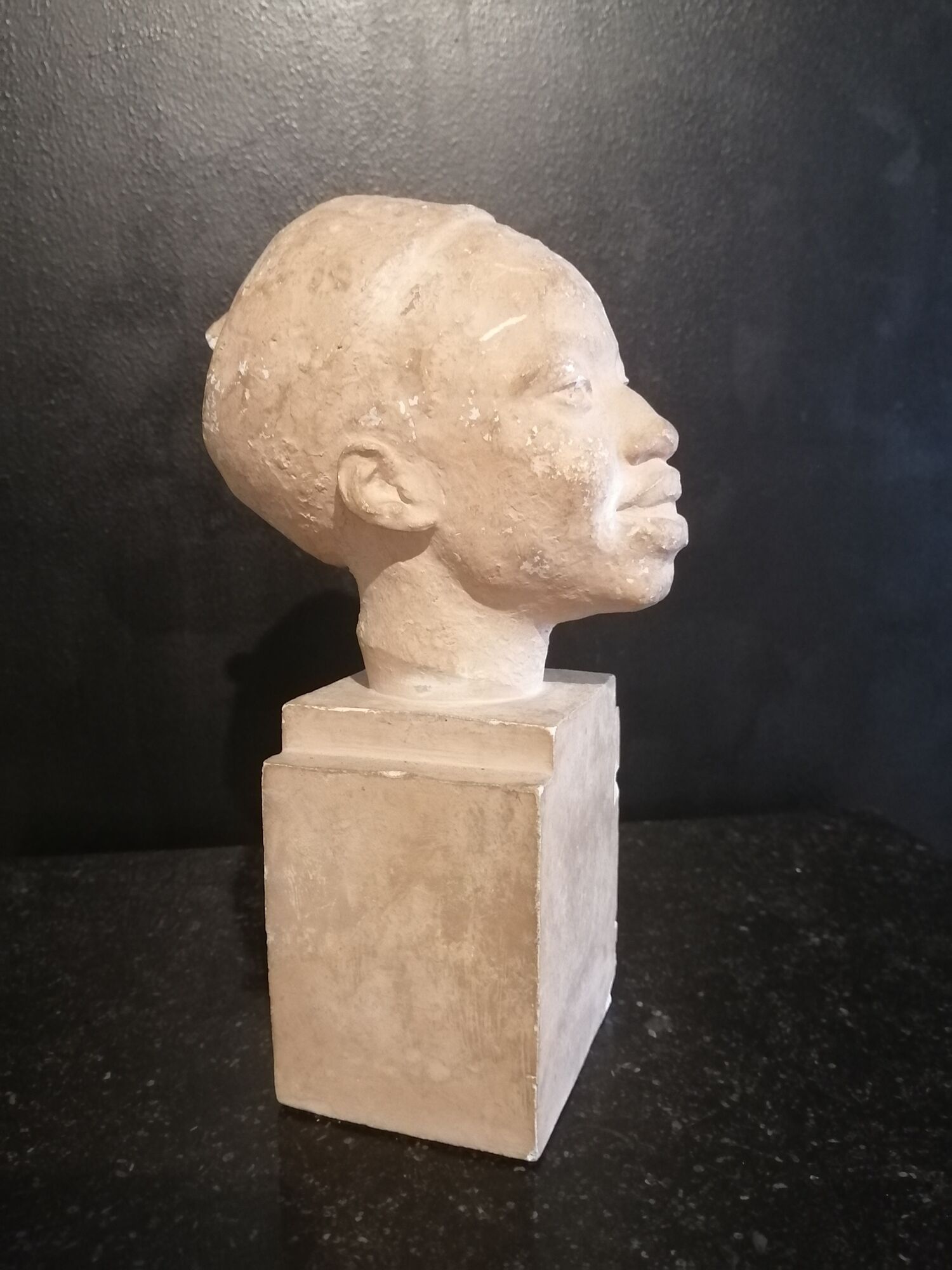 Statue bust face woman Africa Guinea XXth Konakry art