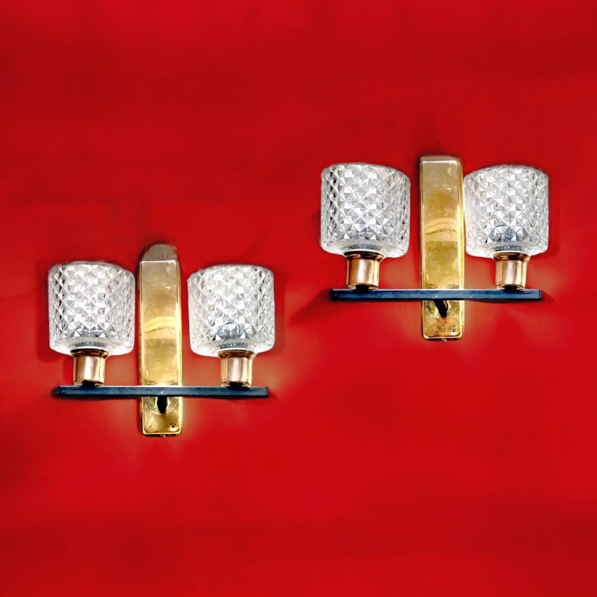 Pair of wall sconces in gilded brass and textured glass