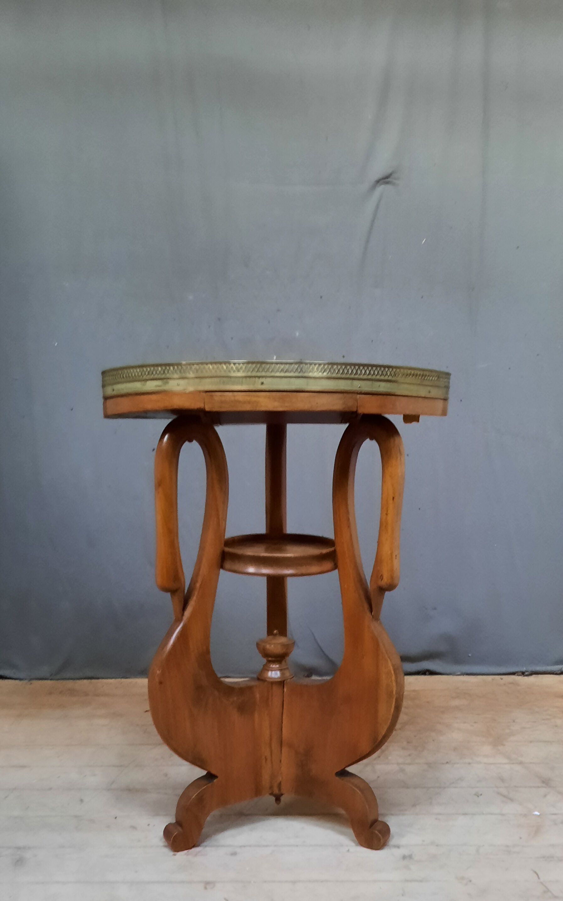 Mahogany gueridon with swan motif